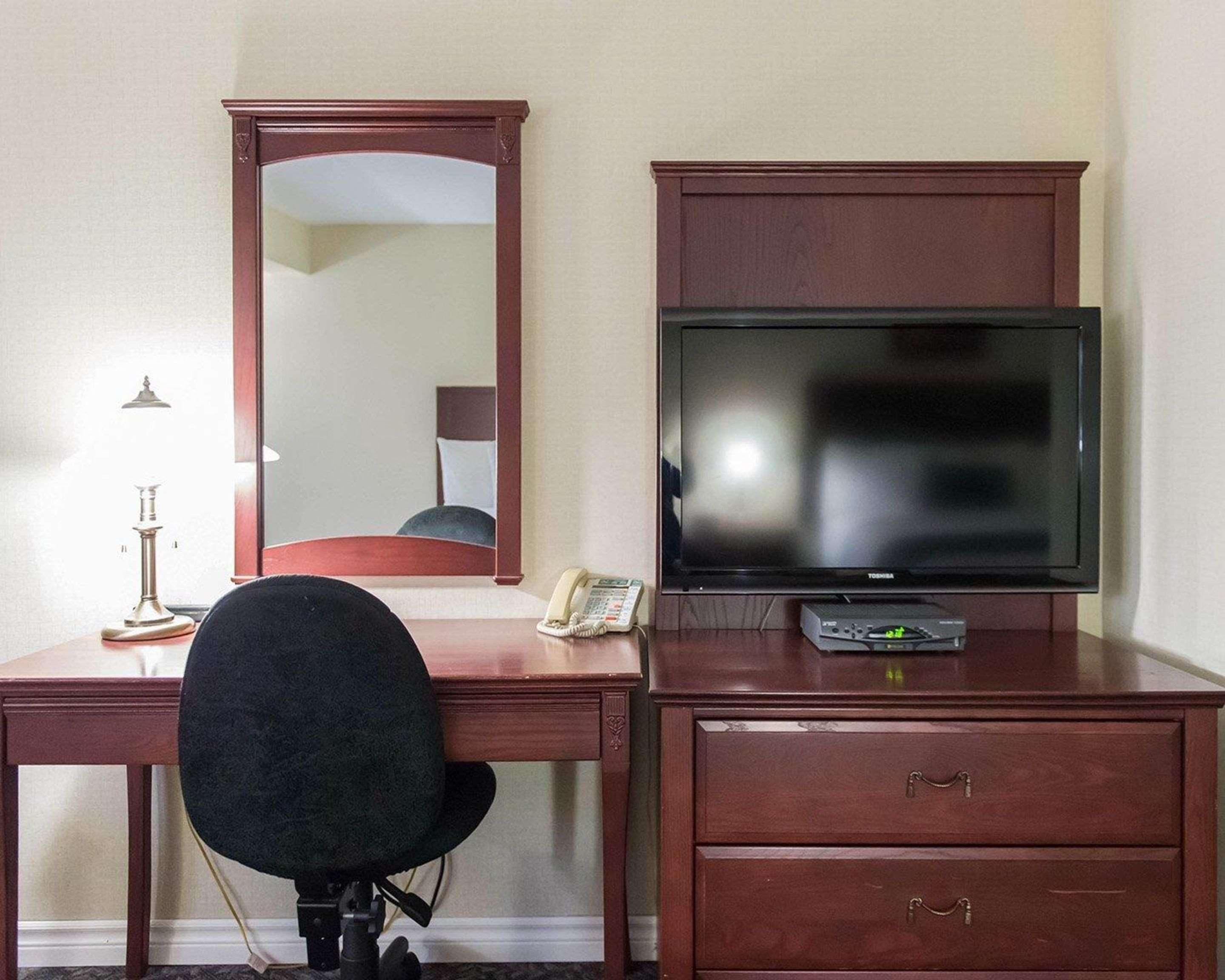 Quality Inn Мон-Лорье Экстерьер фото