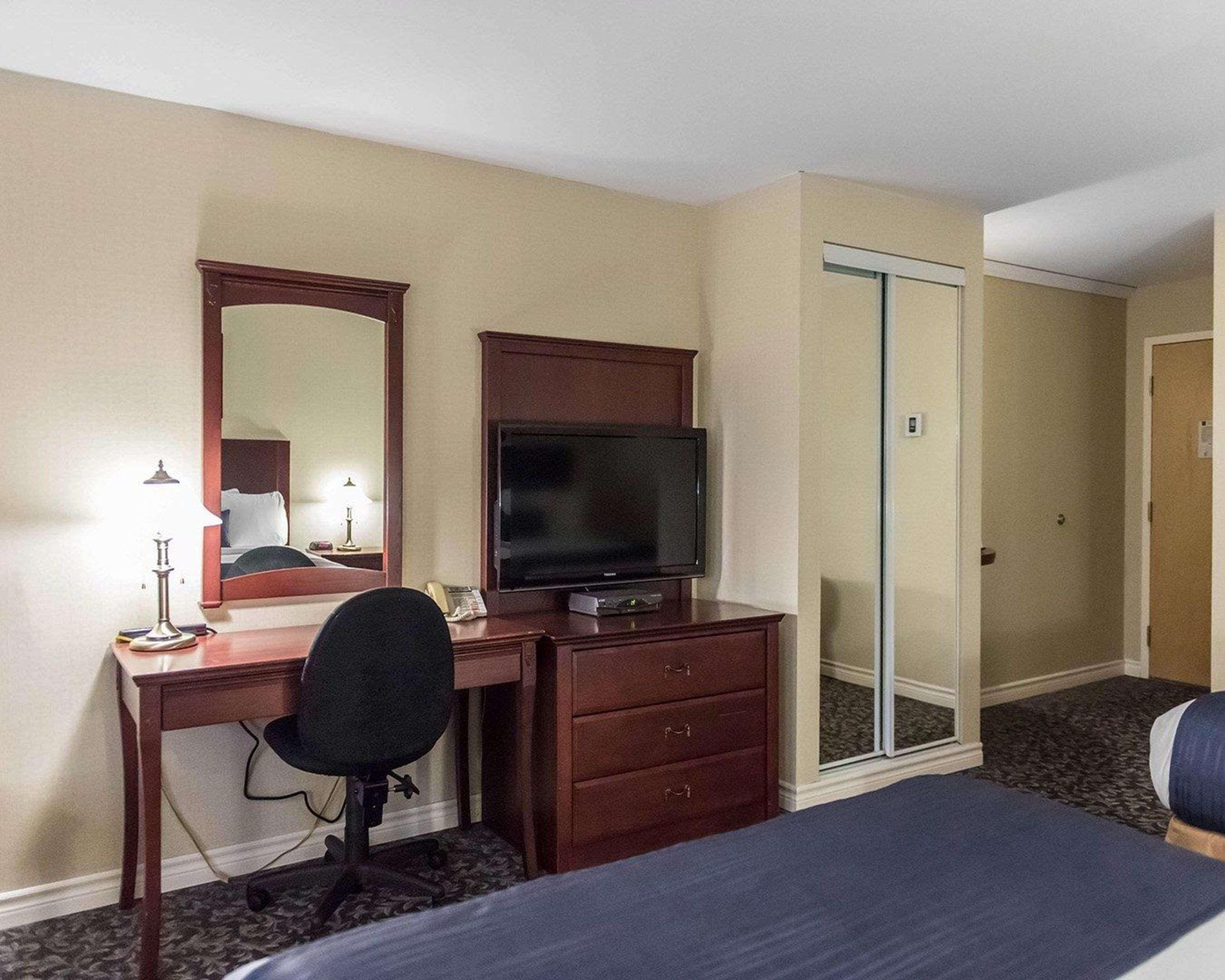 Quality Inn Мон-Лорье Экстерьер фото