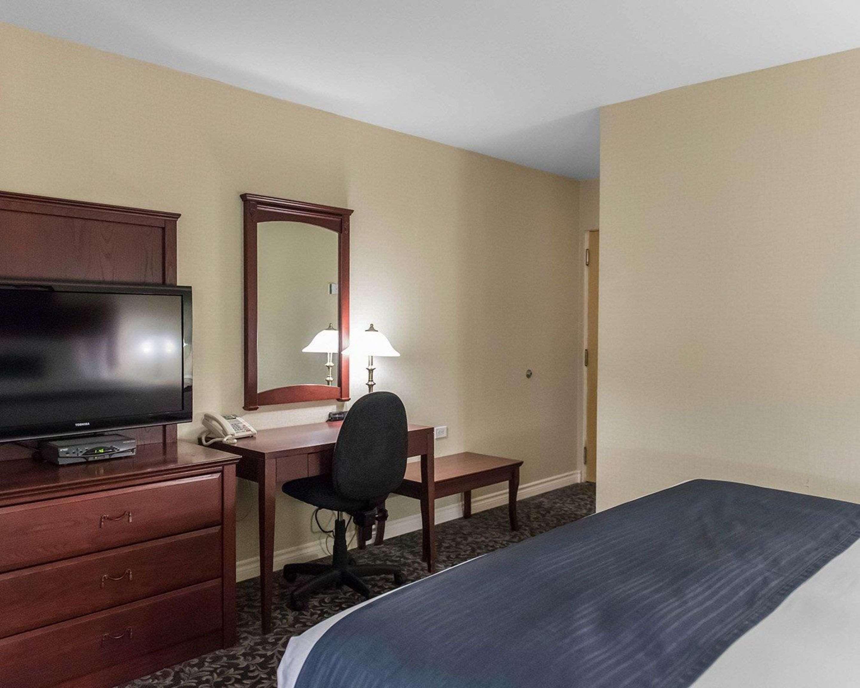 Quality Inn Мон-Лорье Экстерьер фото