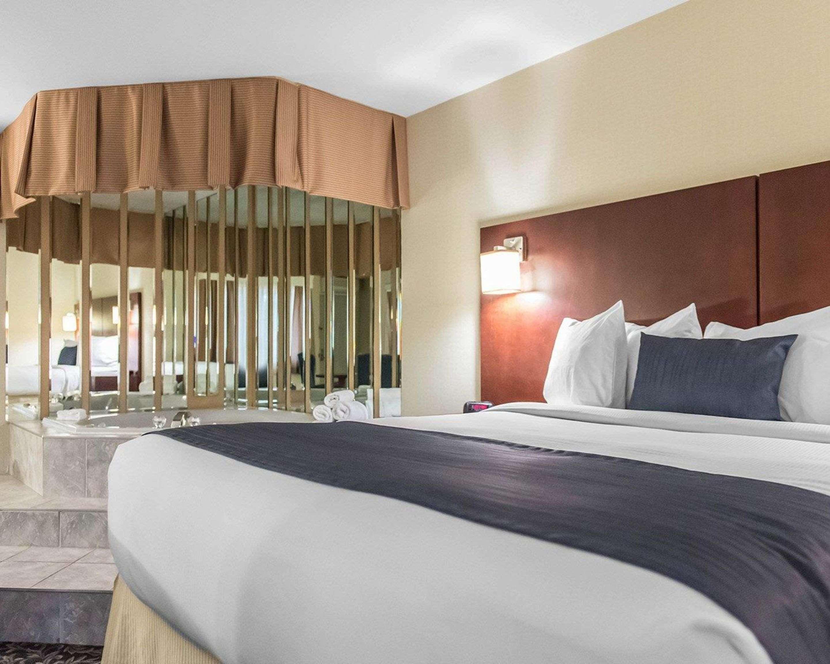Quality Inn Мон-Лорье Экстерьер фото